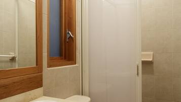 Chuveiro, produtos de toalete grátis, toalhas de banho, sabonete