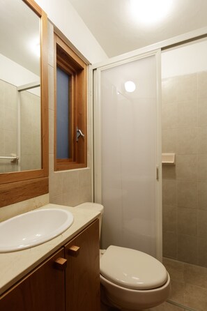 Dusche, kostenlose Toilettenartikel, Handtücher, Seife