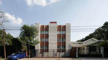 Vista frontal de la propiedad