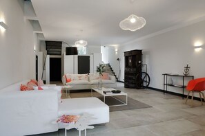 Tv, pejs, dvd-afspiller, bordtennisbord