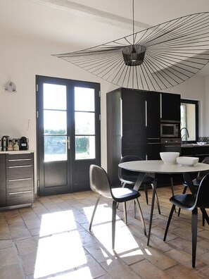Dining - Domaine de l'Odylée, in the heart of the vineyards, ideal for family reunions and seminars. (Violes)