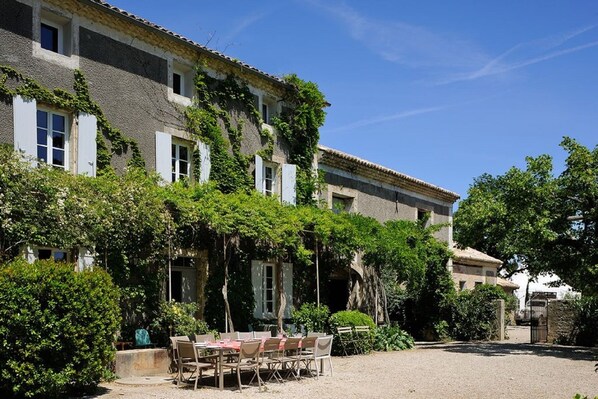 Outdoor dining - Domaine de l'Odylée, in the heart of the vineyards, ideal for family reunions and seminars. (Violes)