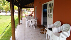 Outdoor dining - Spacious house inside a gated community in Itacimirim. (camaçari)