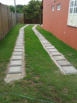 Property grounds - Spacious house inside a gated community in Itacimirim. (camaçari)