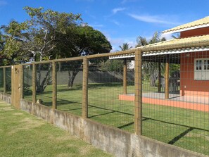 Property grounds - Spacious house inside a gated community in Itacimirim. (camaçari)