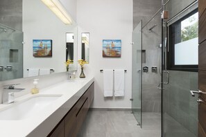 Een douche, een haardroger, handdoeken, zeep