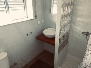 Shower, bidet, toilet paper - Paul&Maria The Rooms (Peniche, Portugal)