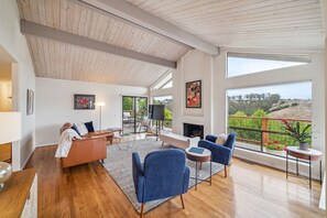 Smart TV, fireplace - Magnificent Canyon View, Huge Deck, Outdoor Dining (San Rafael)