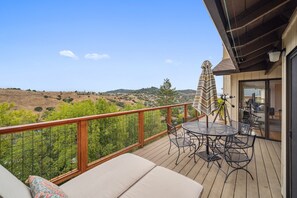 Outdoor dining - Magnificent Canyon View, Huge Deck, Outdoor Dining (San Rafael)