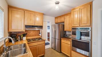 Geladeira, micro-ondas, fogão, cooktop