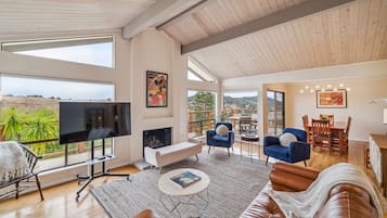 Een smart-tv en een open haard