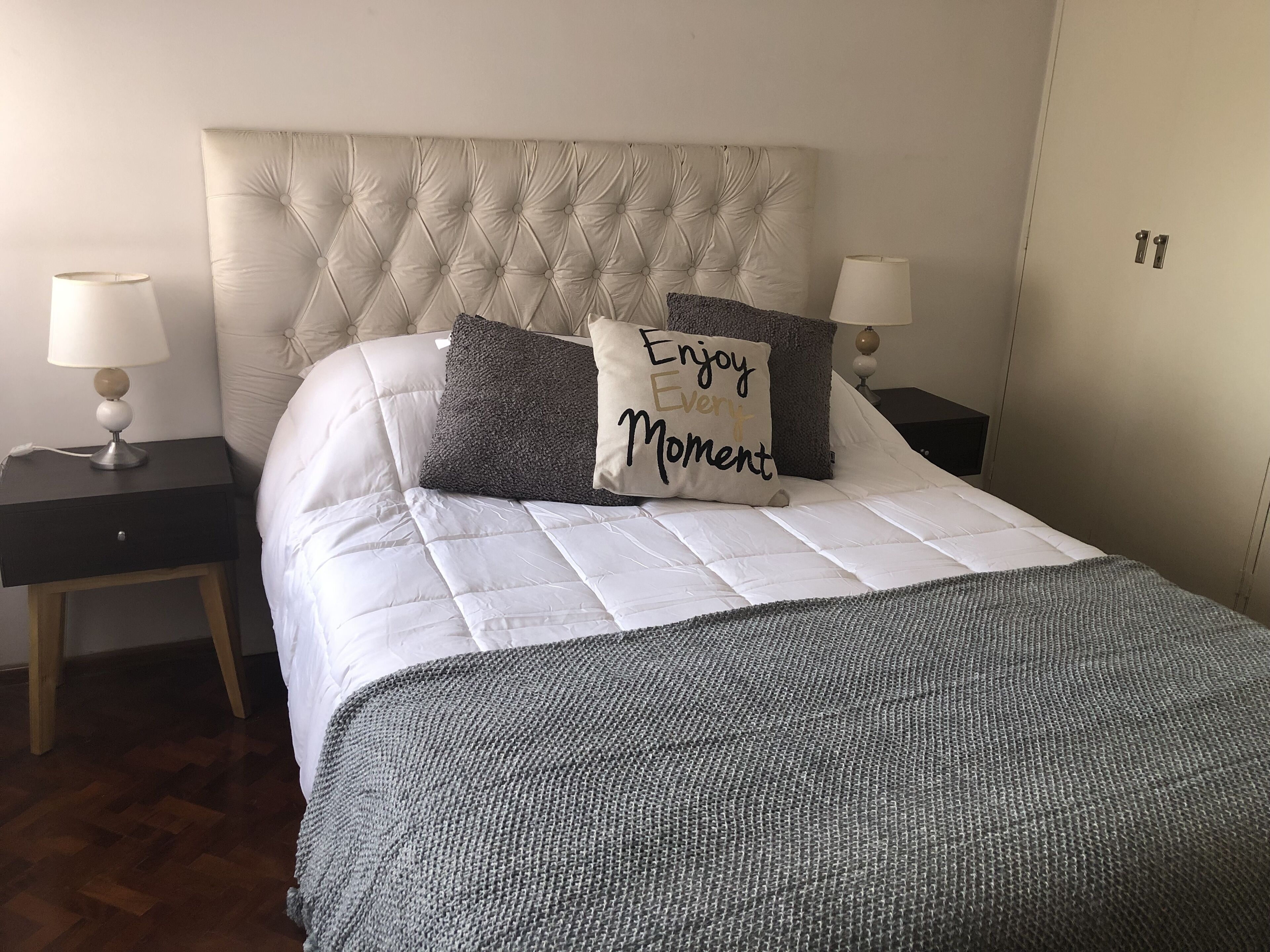 1 habitación, tabla de planchar con plancha, cuna de viaje y wifi 