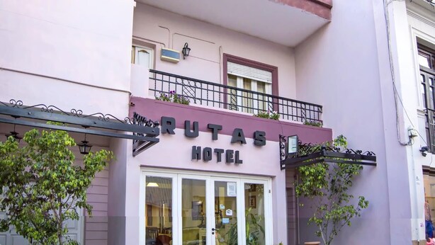A hotel entrance with a sign reading "RUTAS HOTEL".