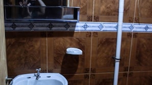 Un baño con lavabo, inodoro y espejo.