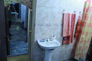 Een douche, handdoeken