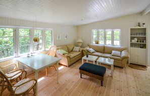 TV, fireplace - Amazing home in Ebeltoft with WiFi (Ebeltoft)