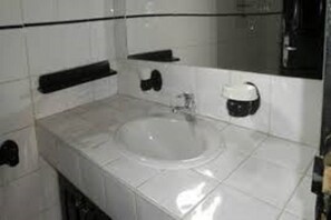 Classic Villa, 1 Double Bed | Bathroom | Shower, rainfall showerhead, towels - Villa 19 Résidence du Port (Mbour)