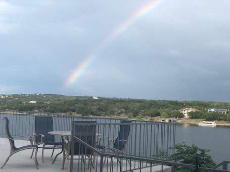 Outdoor dining. Fun N The Sun Lake Travis Resort 105