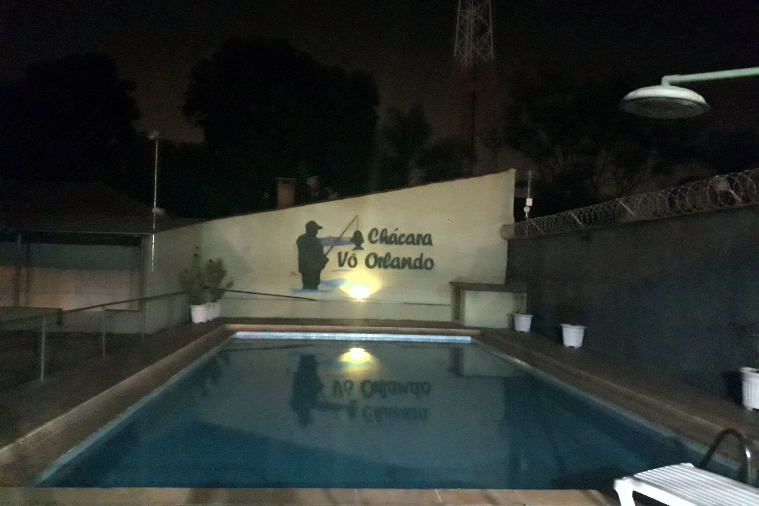 Alberca al aire libre y camastros 