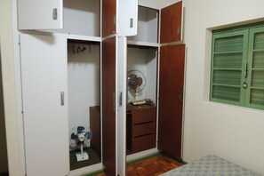 2 makuuhuonetta, silitysrauta/-lauta, ilmainen Wi-Fi