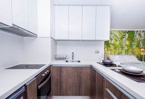 Apartamento | Cozinha privada | Geladeira, micro-ondas, fogão, cooktop