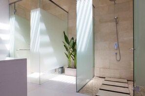 Villa, 2 habitaciones | Baño | Tina y regadera independientes y amenidades de baño gratuitas