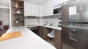 Cafetera/tetera, refrigerador con freezer, microondas, horno