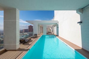 Una piscina techada, una piscina al aire libre