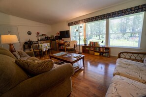 TV, DVD player, table tennis - Soaring Eagle · Soaring Eagle on Fort Creek-CraterLake Bungalows (Chiloquin)