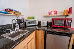 Micro-ondes, cafetière/bouilloire