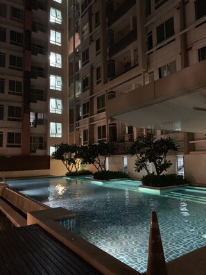 Una piscina al aire libre