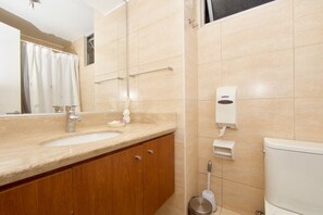 Apartment | Bathroom | Shower, free toiletries, hair dryer, towels - Bellavista Dardignac (Santiago)