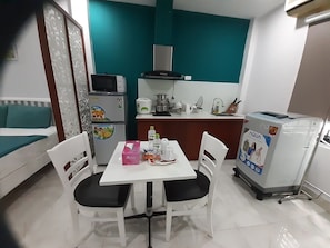 Basic Apartment | Private kitchenette | Fridge, microwave, stovetop, rice cooker