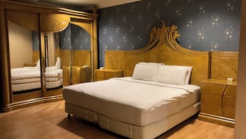 2 bedrooms, premium bedding, in-room safe, desk