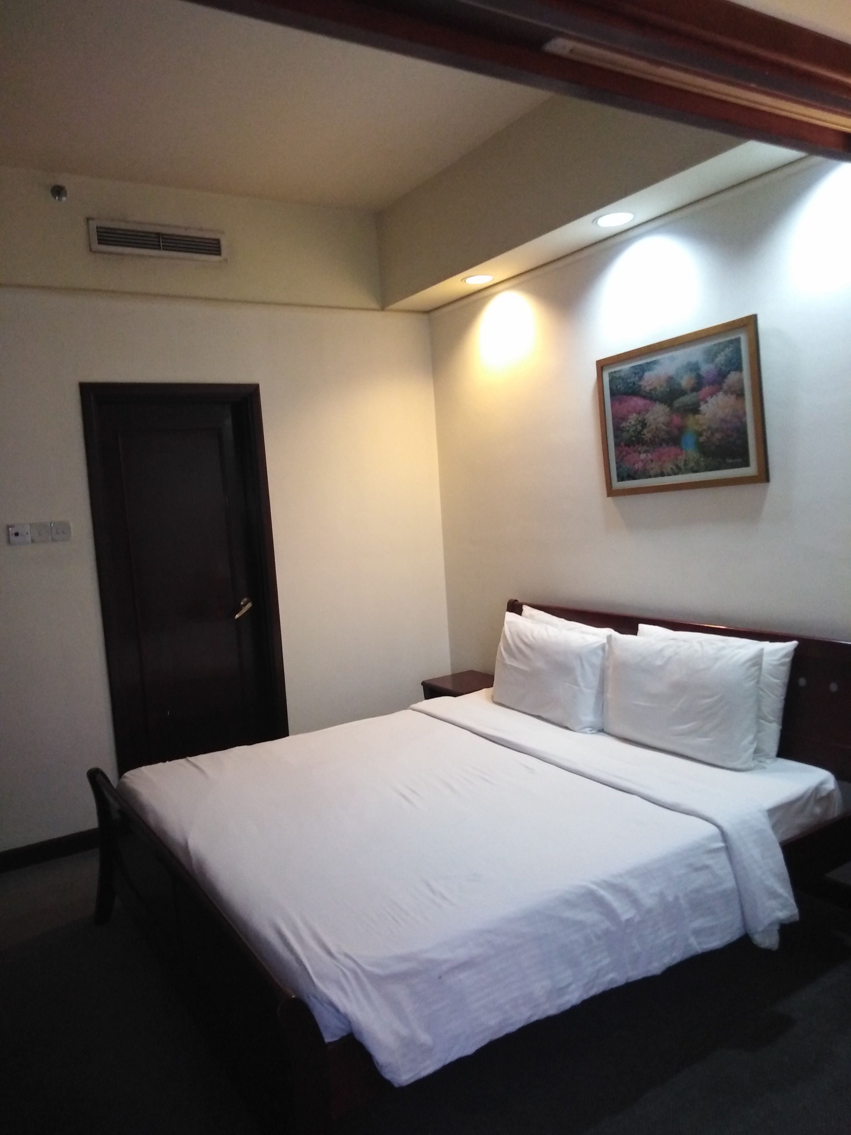 Premium bedding, in-room safe, desk, blackout drapes