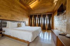 ميني بار وخزنة داخل الغرفة ومكتب وستائر تعتيم