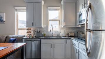 Fridge, microwave, stovetop, dishwasher