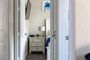 1 bedroom, in-room safe, desk, iron/ironing board - Private Guest Apt with King Bed! and Screaming Fast Internet! (CYPRESS)