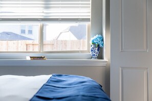 1 bedroom, in-room safe, desk, iron/ironing board - Private Guest Apt with King Bed! and Screaming Fast Internet! (CYPRESS)