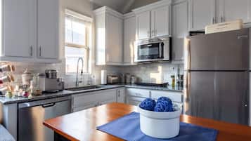 Fridge, microwave, stovetop, dishwasher