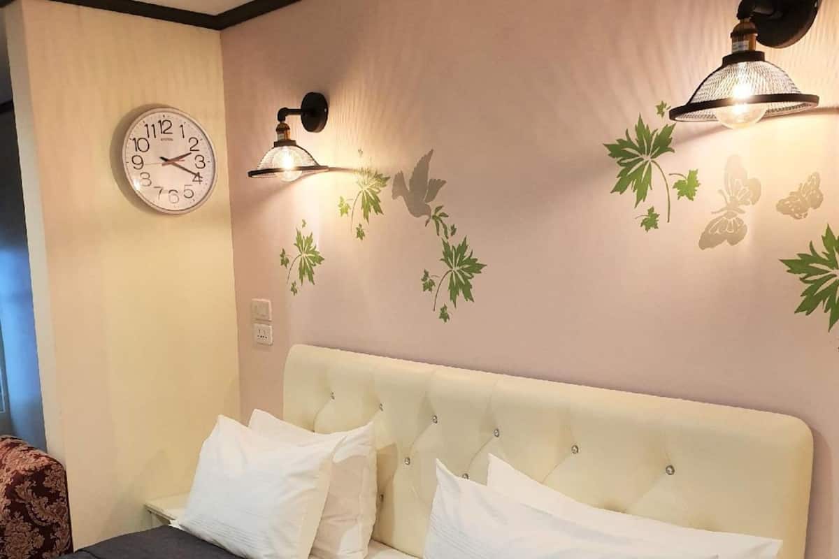 1 kamar tidur, minibar, dan didekorasi berbeda-beda