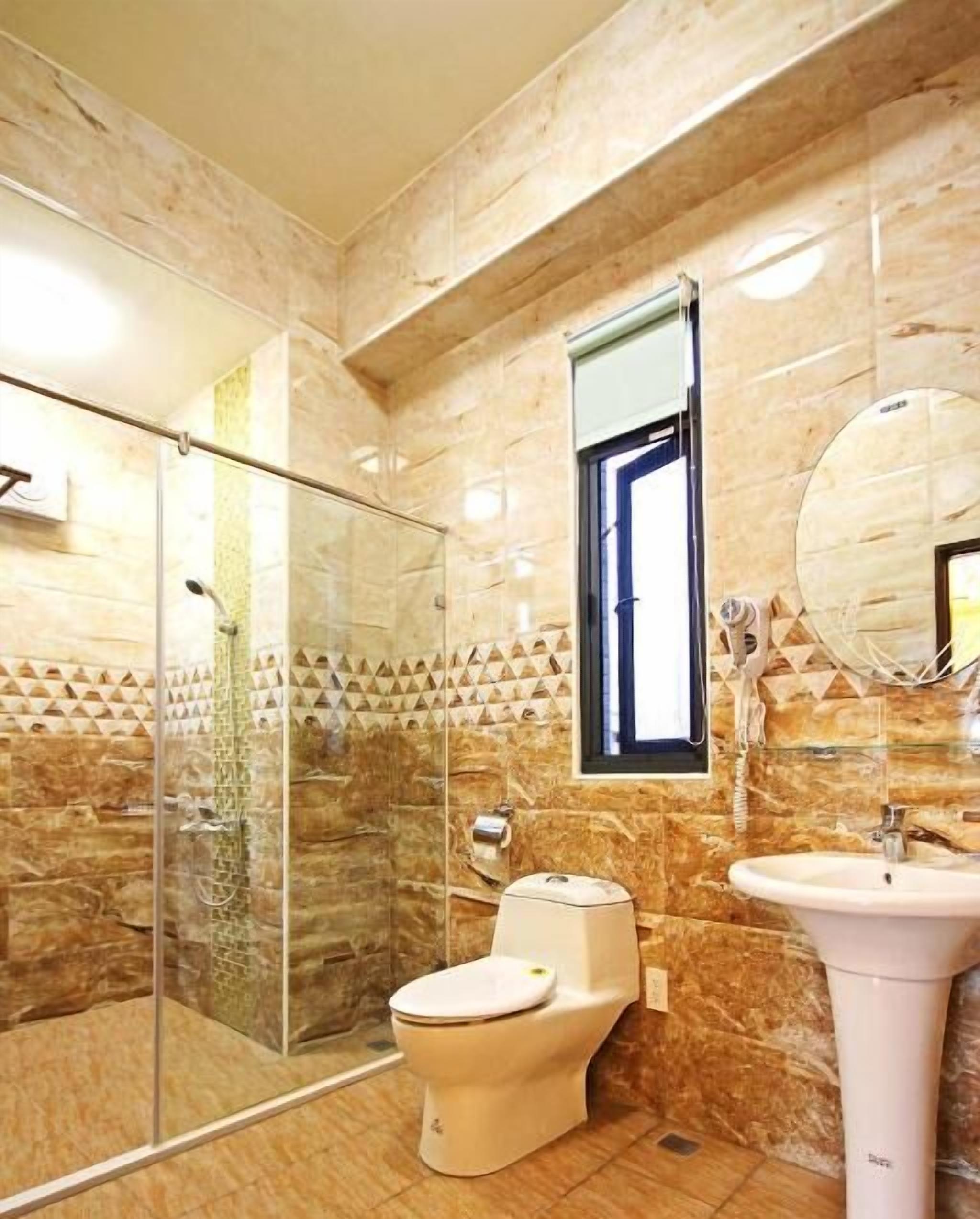 Ducha, artículos de tocador gratuitos, secador de pelo, pantuflas