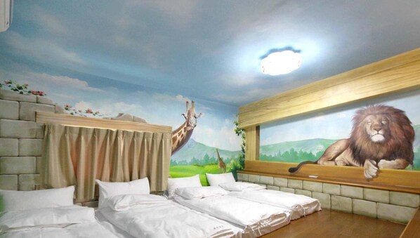 Un dormitorio con un mural de un león y una jirafa, un cabecero de madera y una ventana con cortinas.