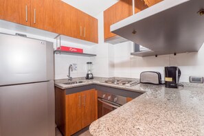 Lemari es besar, microwave, oven, dan kompor