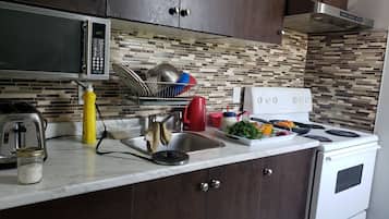 Refrigerador con congelador, microondas, horno y parrilla de estufa