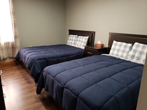 Muebles diferentes, cortinas blackout y tabla de planchar con plancha