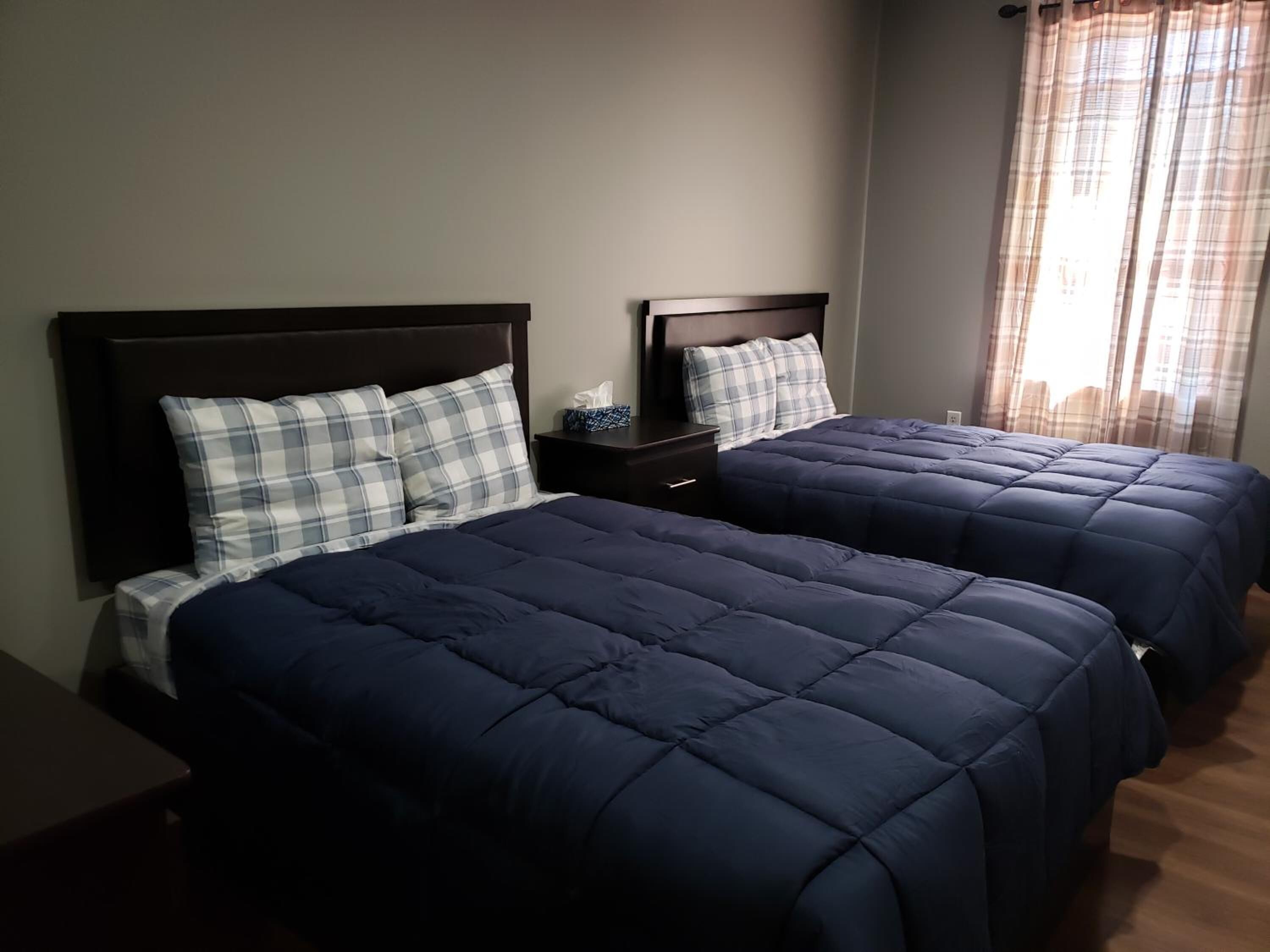 Mobiliario individual, cortinas opacas, tabla de planchar con plancha