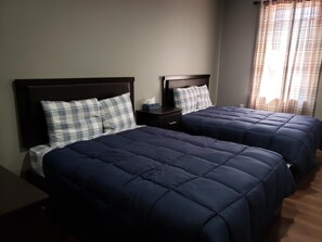 Individually furnished, blackout curtains, iron/ironing board, free WiFi - Hepworth Hostel (South Bruce Peninsula)