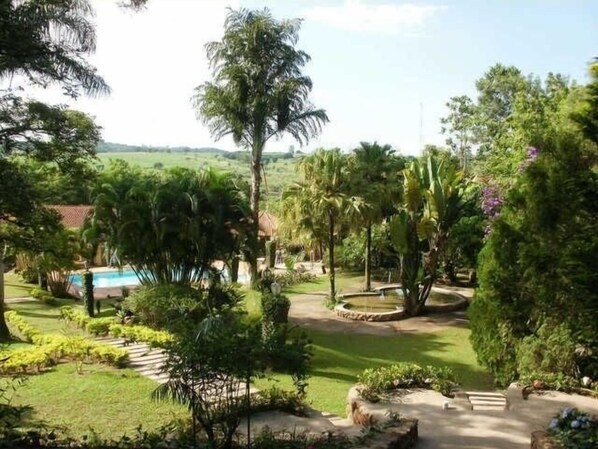 Property grounds - House for families and groups of up to 25 people - 6 suites (Espírito Sto do Pinhal)