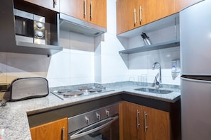 Geladeira grande, micro-ondas, fogão, cooktop